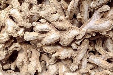 Sun-dried ginger roots